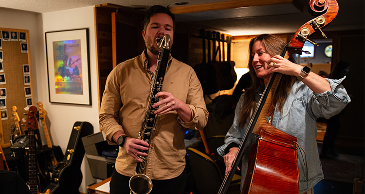 Aaron Ehrlich and Steph Graham A man playing a reeds instrument and a woman playing the upright bass.